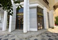 450.000 €, Spațiu comercial