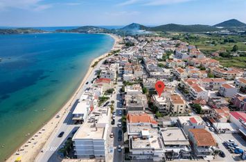 Apartament 110 mp (demisol) în Nea Peramos anunturi imobiliare Grecia