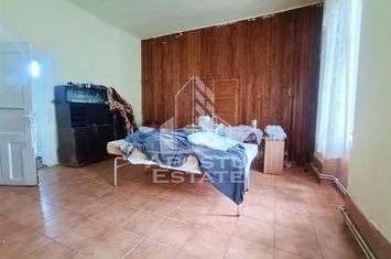 Apartament cu 4 camere, la parter, cu 2 fronturi stradale. anunturi imobiliare Timis