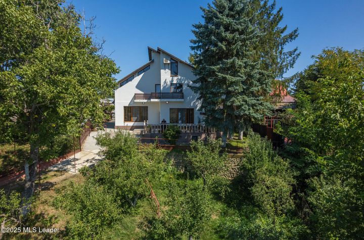 Casa de vacanta cu teren 5394 mp, Pucioasa, Dambovita anunturi imobiliare Dambovita