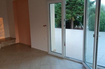 Parter — apartament 2 camere, 107 mp, parc Komninos anunturi imobiliare Grecia