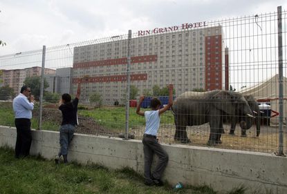 Ce români îşi iau casă la hotel cu 76.000 de euro?