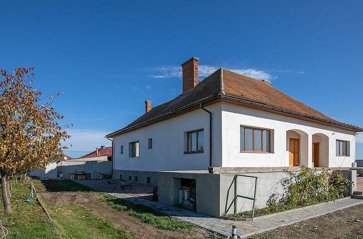 Vilă - 12 camere de vanzare HALCHIU - Brasov anunturi imobiliare Brasov