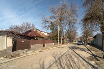 Casă cu curte generoasă pe o stradă liniștită din Bucureștii Noi anunturi imobiliare Bucuresti