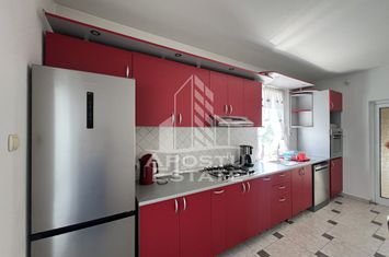 Vila individuală deosebită cu piscina încălzită anunturi imobiliare Timis