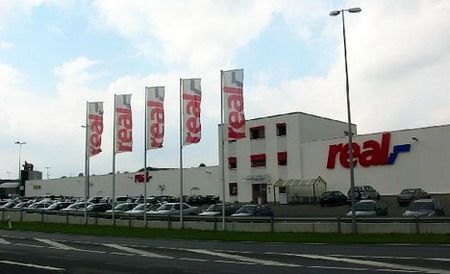 Real pleacă din România. Auchan câştigă teren şi ajunge în topul hipermarketurilor