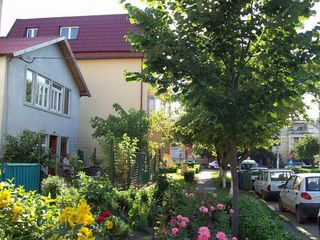 Ce fac dezvoltatorii imobiliari în timp de criză: cazează muncitorii în vile