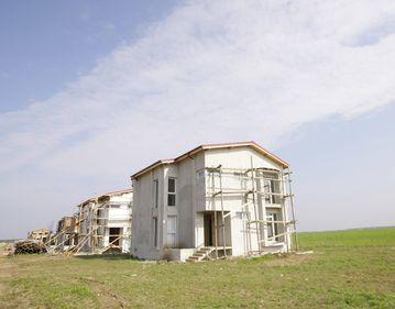 Majoritatea românilor ar vrea să îşi construiască propria casă, decât să cumpere un apartament