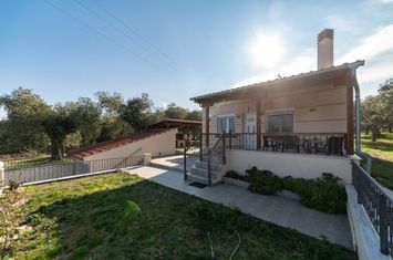 Casă individuală 135,25 mp în Skala Sotiros, 170 metri de mare anunturi imobiliare Grecia