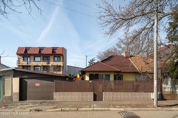 Casă cu curte generoasă pe o stradă liniștită din Bucureștii Noi anunturi imobiliare Bucuresti
