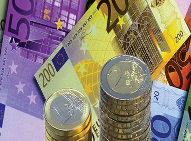 Euro atinge minimul ultimei luni