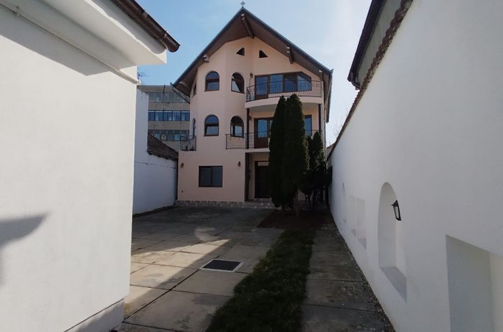Vilă - 10 camere de vanzare TREI STEJARI - Sibiu anunturi imobiliare Sibiu