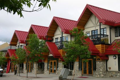 Piaţa imobiliară din Canada alunecă şi ea