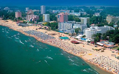 Plaja terapeutică din Mamaia: o poveste desenată pe nisip la ţărm de mare