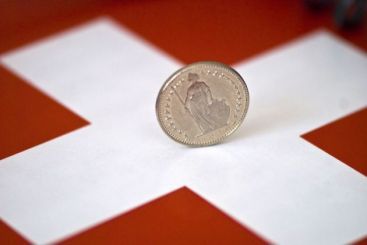 Francul pierde din putere, după speculaţiile despre intervenţia băncii centrale elveţiene
