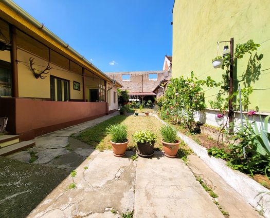 Vilă 8 cam Oradea, 270 mp, P+1