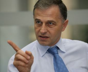 Geoană spune că se pot construi prin garanţia statului 50.000 de locuinţe