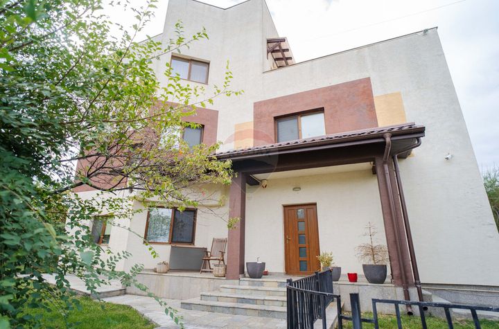 Casă / Vilă cu 10 camere de vânzare anunturi imobiliare Iasi