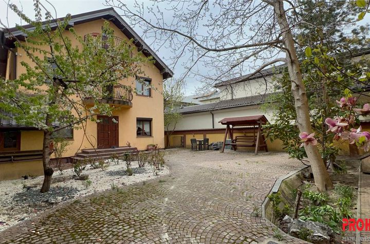Vilă - 8 camere de vanzare ULTRACENTRAL - Bacau anunturi imobiliare Bacau