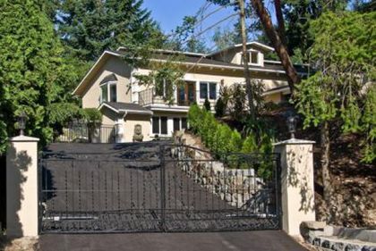 Vecinul român al lui Bill Gates îşi vinde casa