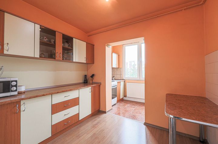 Apartament cu 3 camere decomandat in Zona 300, etaj intermediar anunturi imobiliare Arad