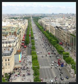 Champs Elysées este cea mai scumpa artera comerciala din lume. Vedeti cat costa un mp