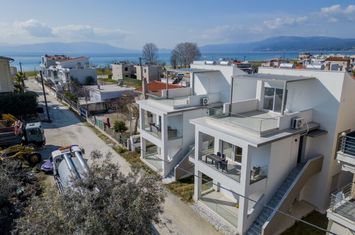 Mezonetă nouă 93 mp, Paralia Ofriniou, 100 m de mare anunturi imobiliare Grecia