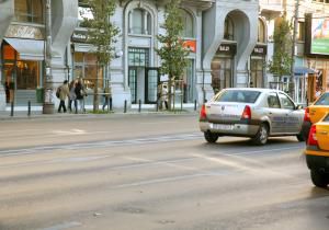 Spaţiile de pe arterele principale bucureştene îşi schimbă chiriaşii