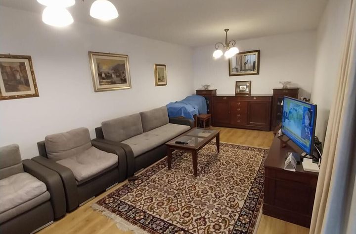 Vanzare proprietate cu doua case si intrari separate curte Giulesti anunturi imobiliare Bucuresti