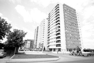 Grădiniţele şi supermarketurile promise în blocurile noi au rămas la stadiul de "în curând"