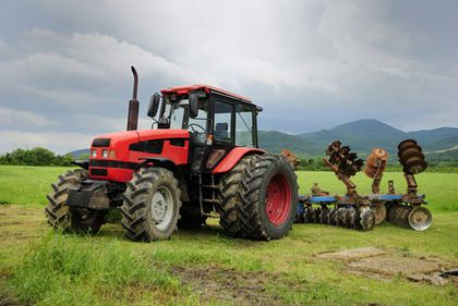 Terenurile agricole profitabile se vând la pachet cu mâna de lucru