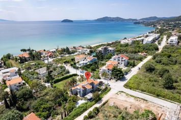 Vilă 210 mp, teren 1.050 mp, 200 m de mare anunturi imobiliare Grecia