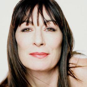 Anjelica Huston vinde fortăreaţa din Venice, California
