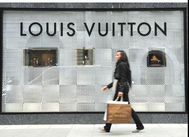Un englez vrea să aducă Gucci şi Louis Vuitton la Chitila