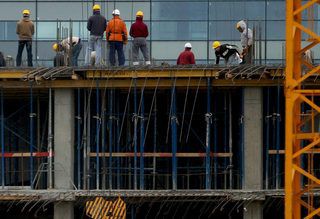 Planul anticriză al imobiliarilor: construim acum şi vindem când trece