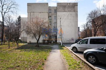 Apartament 3 camere, etaj 1 – zona ultracentrala (Starea Civila) anunturi imobiliare Neamt