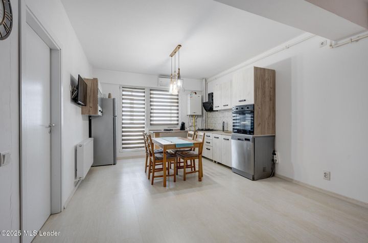 Apartament unic cu etaj, baie matrimoniala si balcon generos - 0% comision anunturi imobiliare Bucuresti