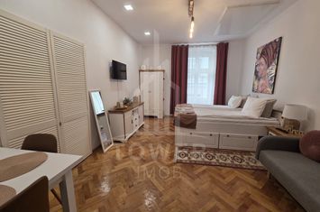 Garsonieră exclusivistă în Piața Mare cu vedere directă la Bradul de Crăciun anunturi imobiliare Sibiu