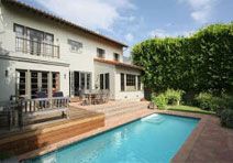 Julianna Margulies a ieftinit casa din Santa Monica