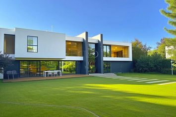 Villa with modern architecture, pool, 1000sqm yard, Iancu Nicolae area anunturi imobiliare Bucuresti