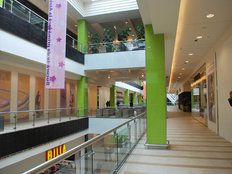 Inaugurarea mall-ului la timp face victime: Unii retaileri din Atrium Arad au fost luati prin surprindere si n-au apucat sa-si amenajeze magazinele