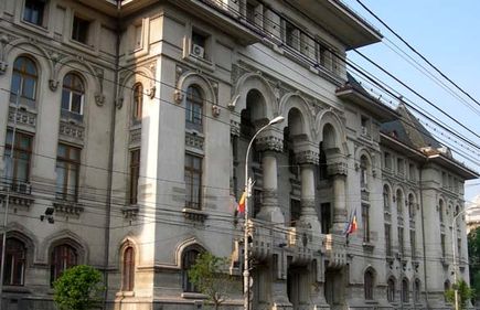 Trei instituții pentru a rezolva o problemă: parcarea ilegală de pe trotuarul din fața Primăriei Municipiului București