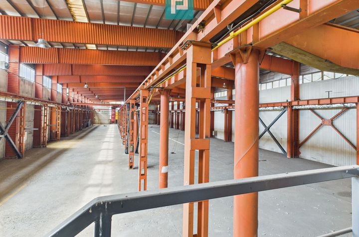 Hală industrială cu pod rulant și parcare betonată anunturi imobiliare Brasov