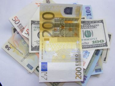 Euro, la cel mai mic nivel al ultimelor patru săptămâni