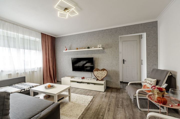 Apartament la etajul 3 cu 2 camere la cheie in zona Romanilor anunturi imobiliare Arad