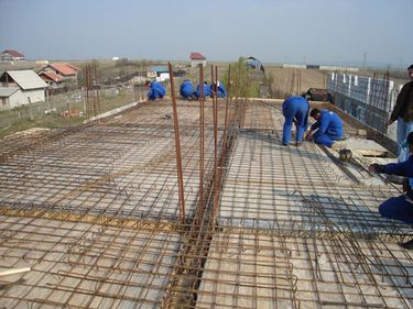 O nouă  luna pe minus în construcţii
