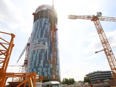 Sky Tower a depăşit înălţimea de 100 de metri. Cel mai înalt turn va fi gata până la sfârşitul anului