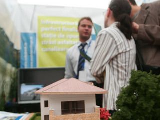 În ciuda recesiunii, românii se încăpăţânează să bage bani în imobiliare