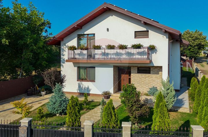 Casă / Vilă cu 4 camere de vânzare anunturi imobiliare Iasi