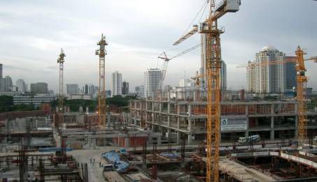 Dezvoltatorii imobiliari n-au clienti, dar construiesc in continuare